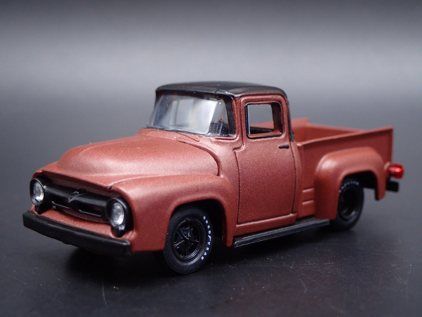 1956 56 FORD F100 PICKUP TRUCK 1:64 SCALE COLLECTIBLE DIORAMA DIECAST MODEL CAR