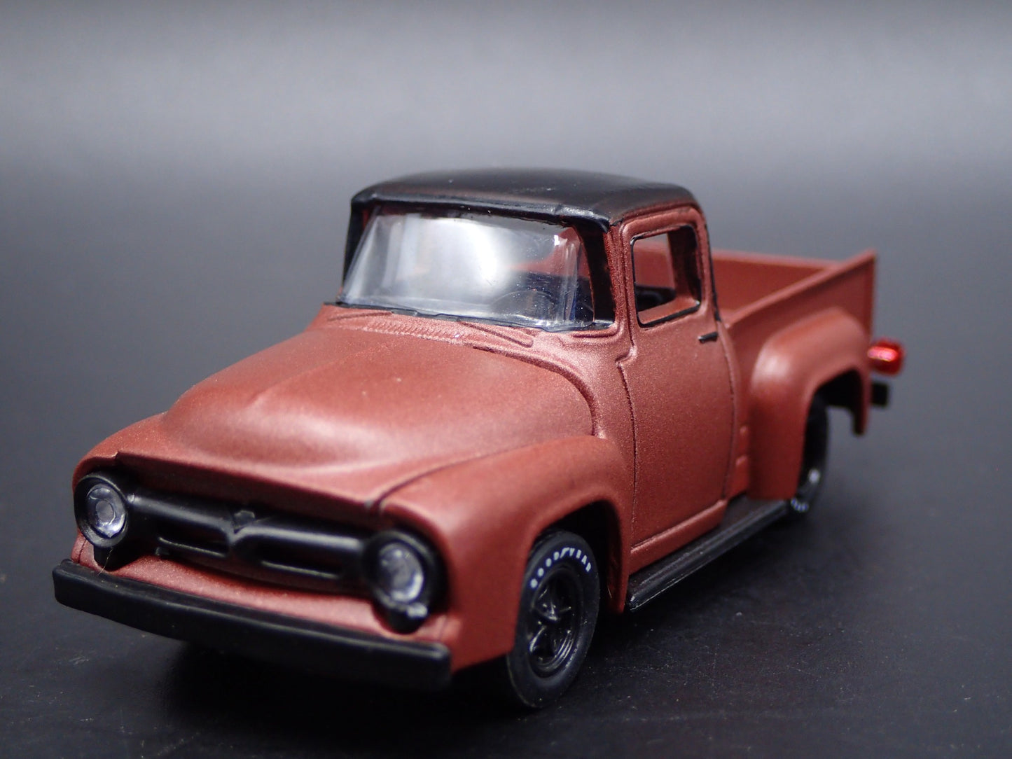 1956 56 FORD F100 PICKUP TRUCK 1:64 SCALE COLLECTIBLE DIORAMA DIECAST MODEL CAR