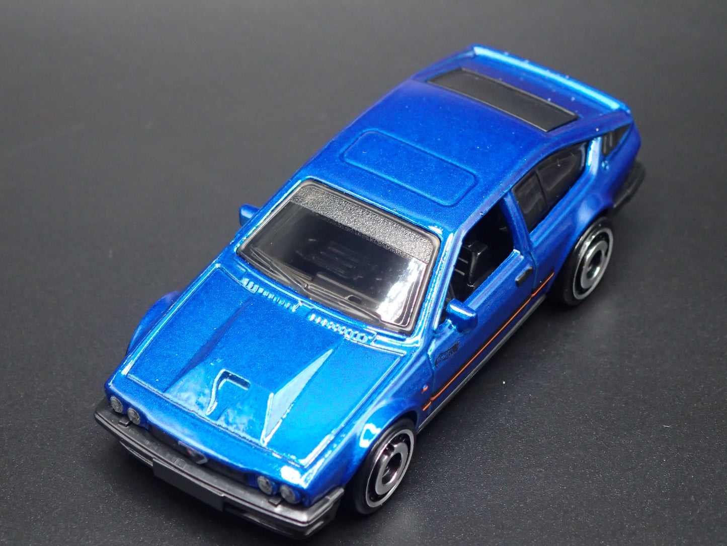 1981-1987 ALFA ROMEO GTV6 3.0 BLUE 1:64 SCALE COLLECTIBLE DIECAST MODEL CAR