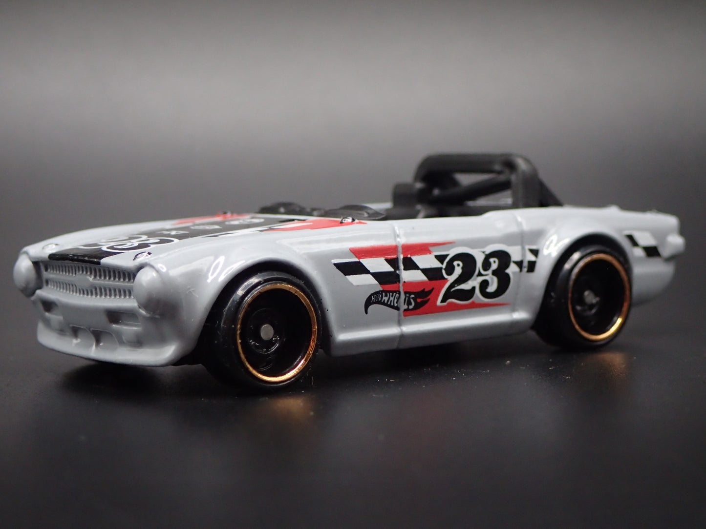 1968-1976 TRIUMPH TR6 CONVERTIBLE GRAY 1:64 SCALE DIORAMA DIECAST MODEL CAR
