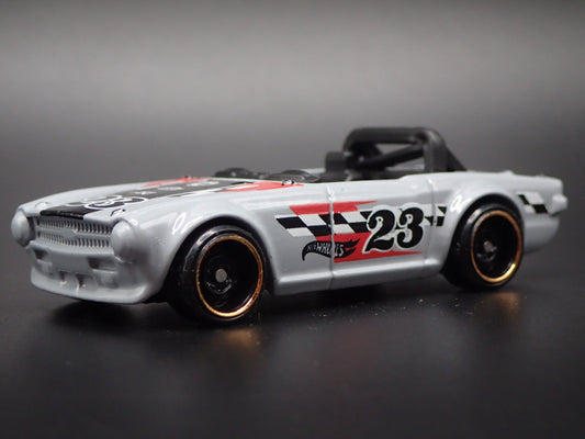 1968-1976 TRIUMPH TR6 CONVERTIBLE GRAY 1:64 SCALE DIORAMA DIECAST MODEL CAR