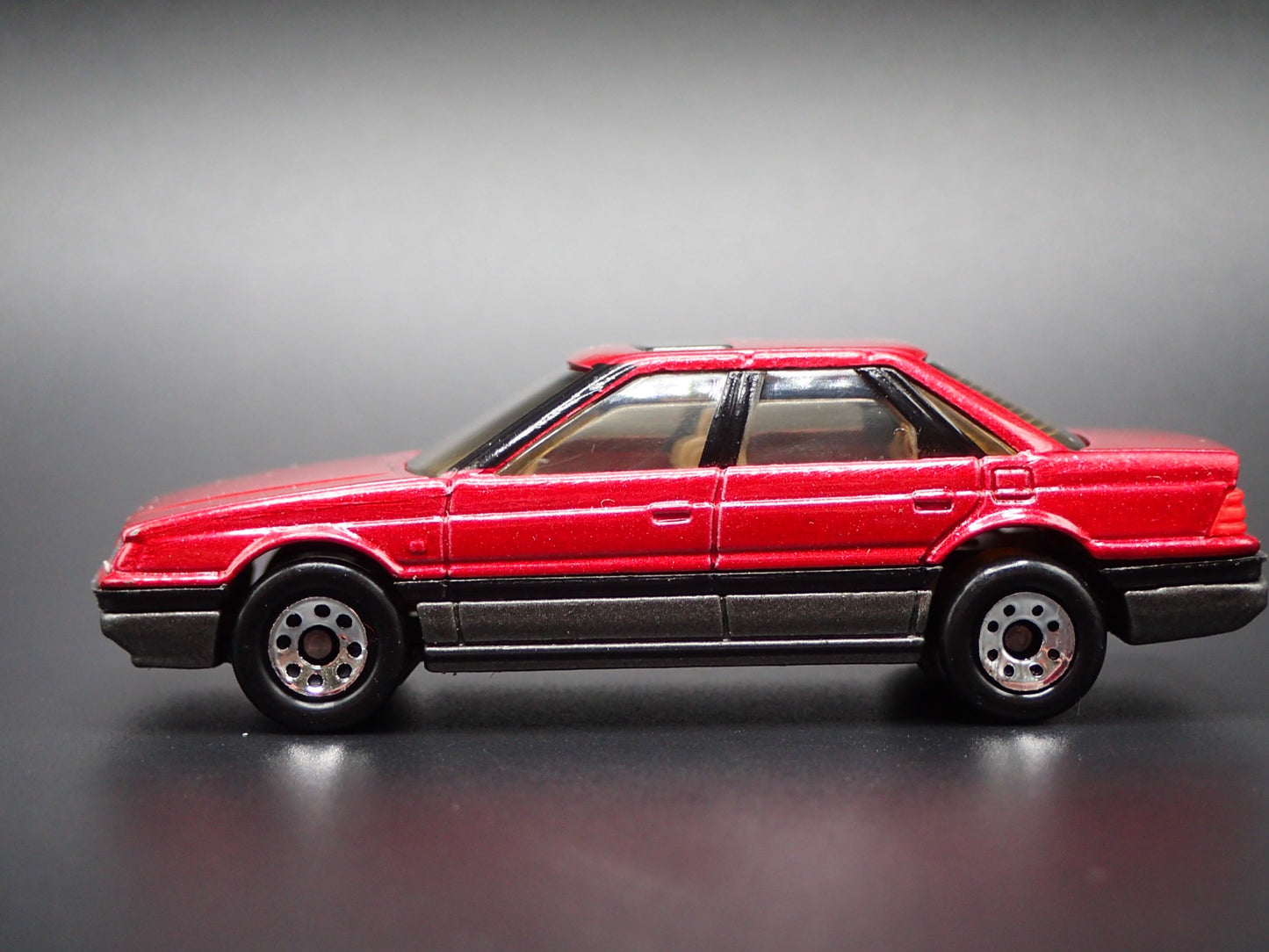 1987-1991 ROVER STERLING RED 1/64 SCALE COLLECTIBLE DIORAMA DIECAST MODEL CAR