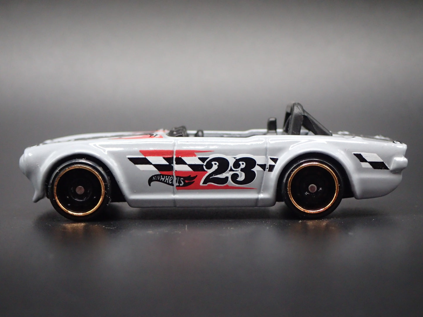 1968-1976 TRIUMPH TR6 CONVERTIBLE GRAY 1:64 SCALE DIORAMA DIECAST MODEL CAR