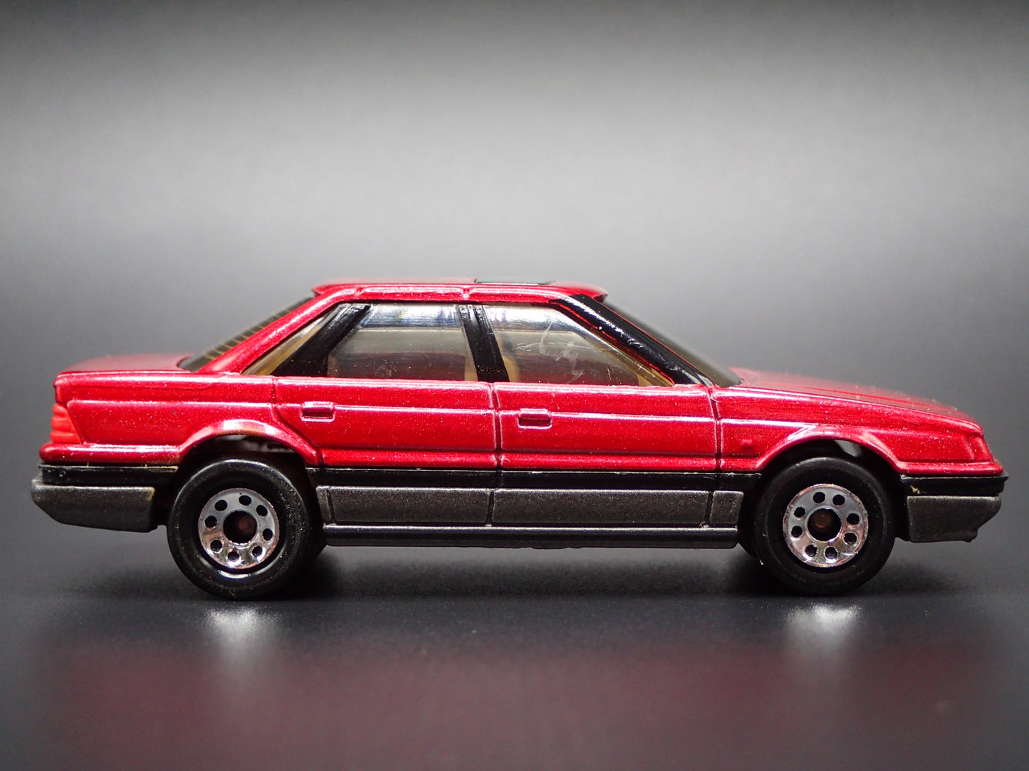 1987-1991 ROVER STERLING RED 1/64 SCALE COLLECTIBLE DIORAMA DIECAST MODEL CAR