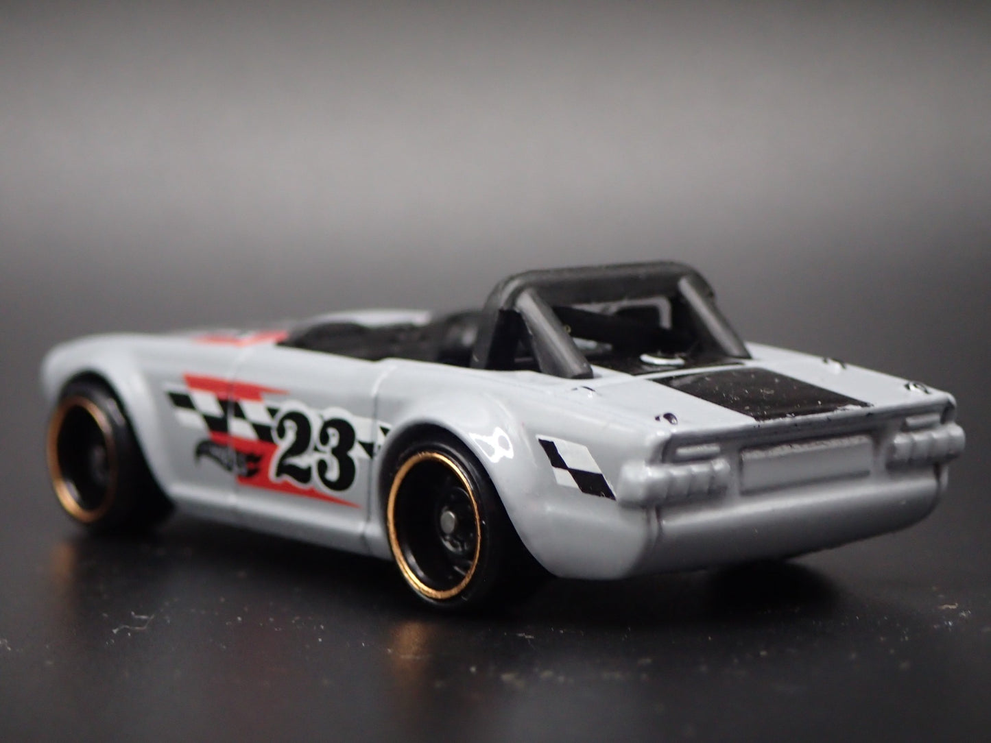 1968-1976 TRIUMPH TR6 CONVERTIBLE GRAY 1:64 SCALE DIORAMA DIECAST MODEL CAR