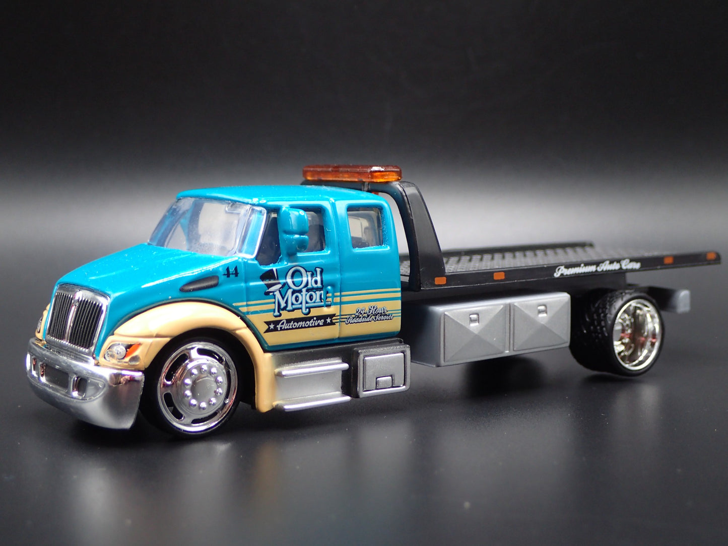 INTERNATIONAL DURASTAR FLATBED TOW TRUCK 1/64 SCALE DIORAMA DIECAST MODEL CAR