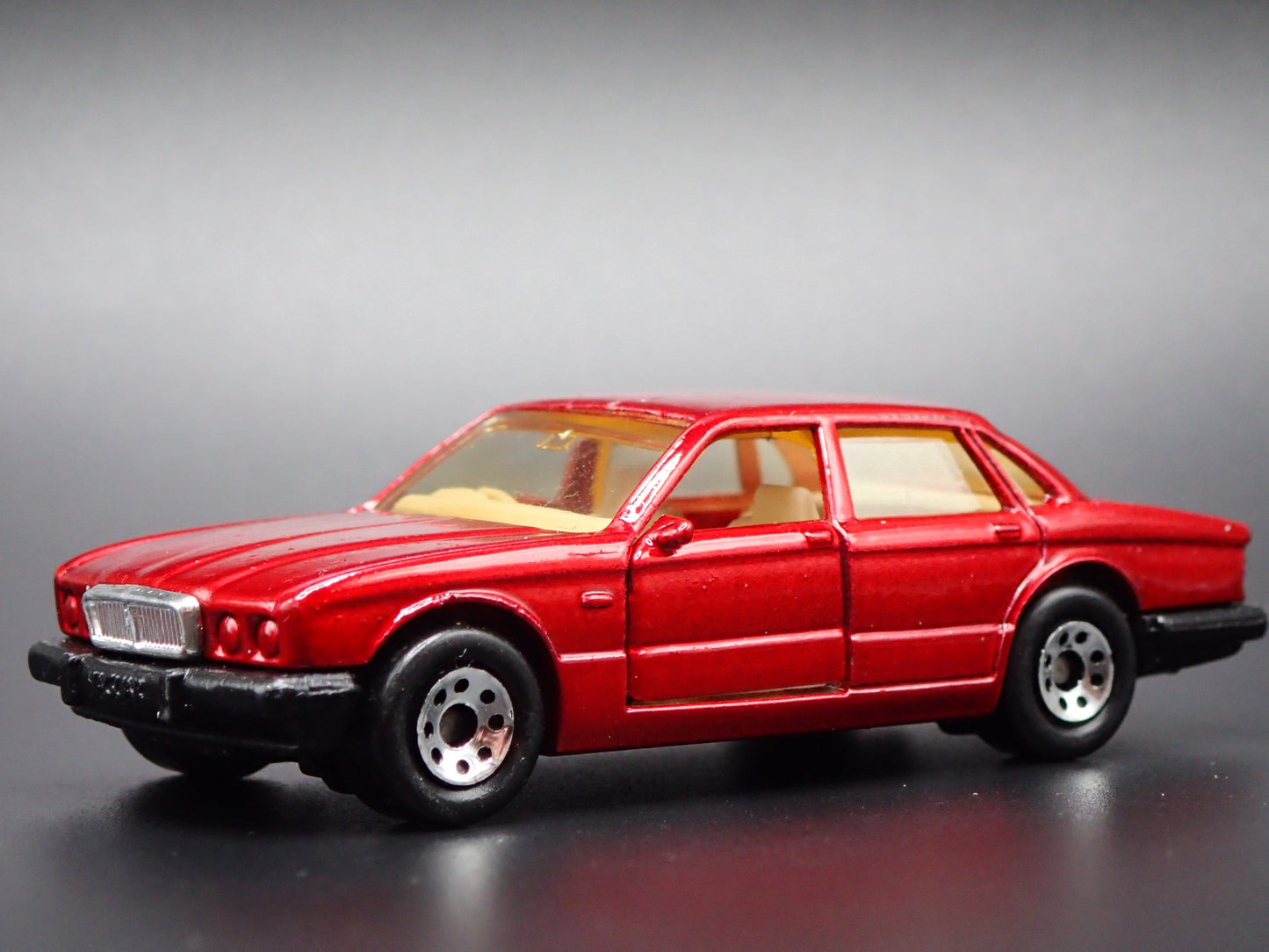 1973-1979 JAGUAR XJ6 4 DOOR 1:64 SCALE COLLECTIBLE DISPLAY DIECAST MODEL CAR