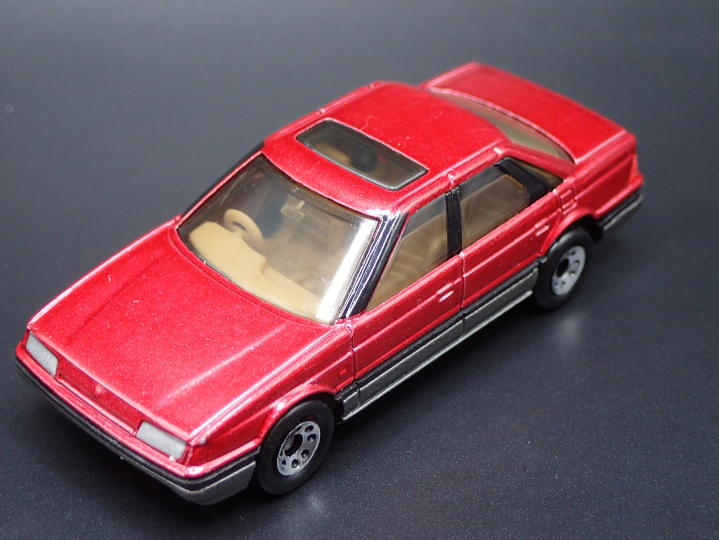 1987-1991 ROVER STERLING RED 1/64 SCALE COLLECTIBLE DIORAMA DIECAST MODEL CAR