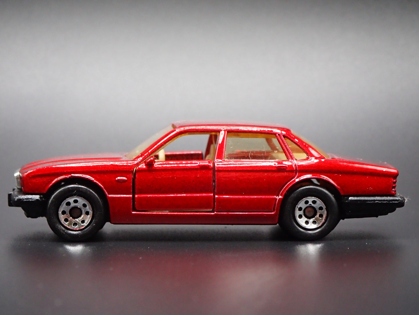 1973-1979 JAGUAR XJ6 4 DOOR 1:64 SCALE COLLECTIBLE DISPLAY DIECAST MODEL CAR