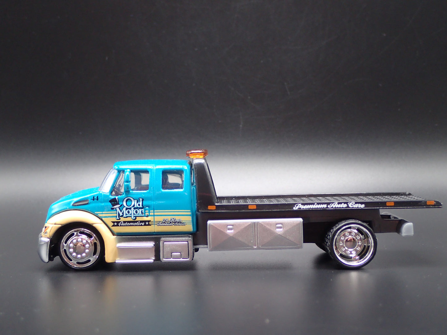 INTERNATIONAL DURASTAR FLATBED TOW TRUCK 1/64 SCALE DIORAMA DIECAST MODEL CAR