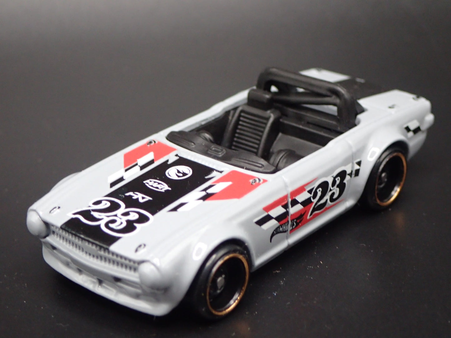 1968-1976 TRIUMPH TR6 CONVERTIBLE GRAY 1:64 SCALE DIORAMA DIECAST MODEL CAR