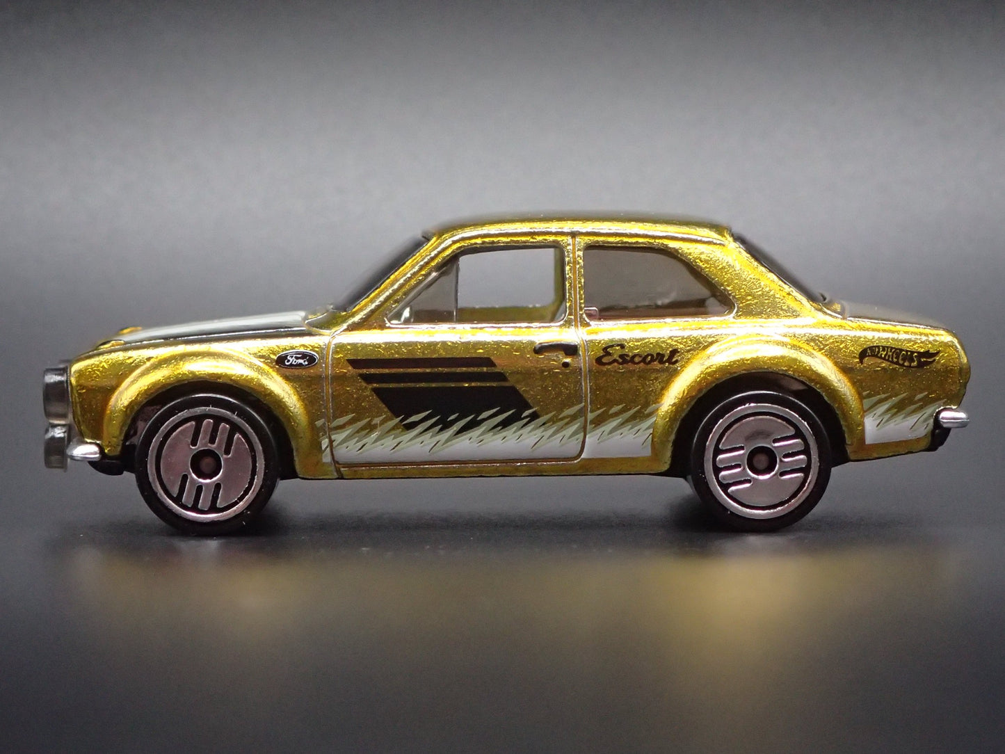 1970 70 FORD ESCORT RS1600 GOLD 1:64 SCALE COLLECTIBLE DIORAMA DIECAST MODEL CAR