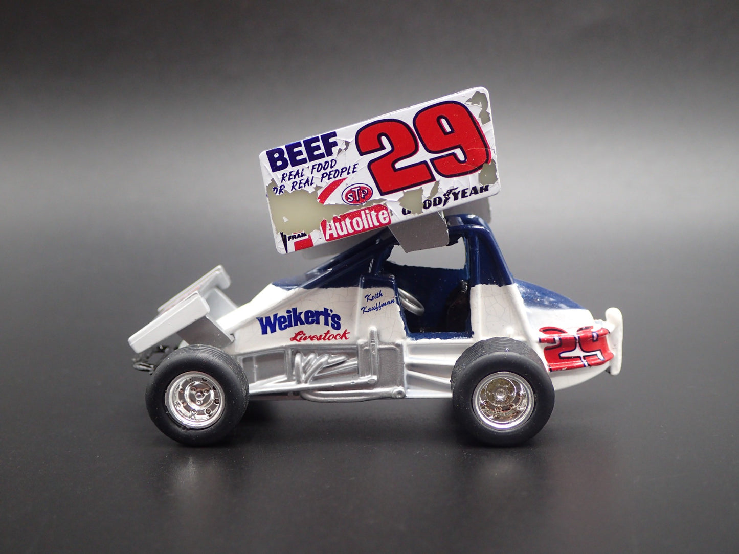 SPRINT CAR #29 KEITH KAUFFMAN BARN FIND 1:64 SCALE DIORAMA DIECAST MODEL CAR