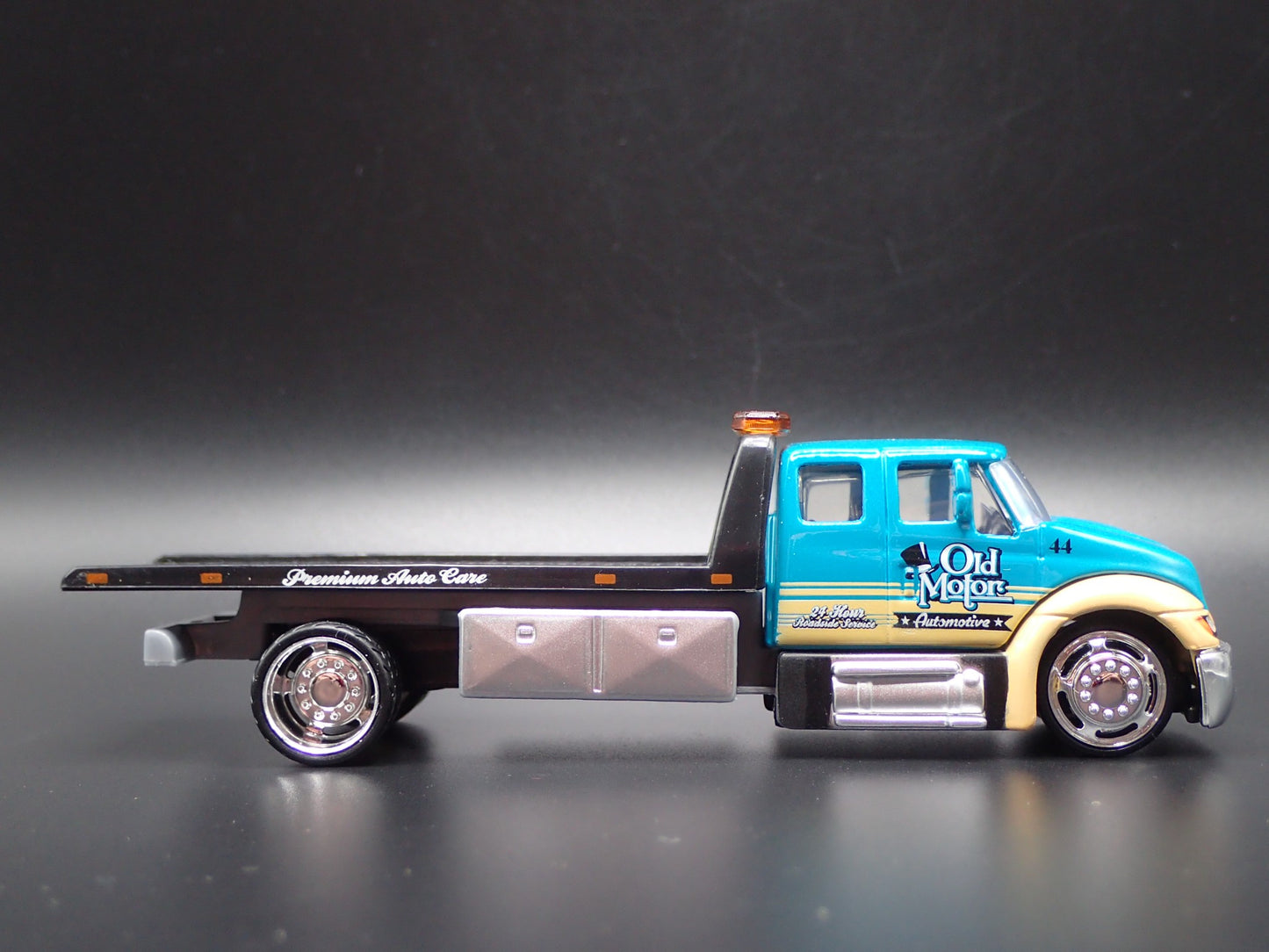INTERNATIONAL DURASTAR FLATBED TOW TRUCK 1/64 SCALE DIORAMA DIECAST MODEL CAR