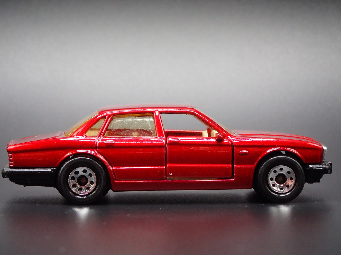 1973-1979 JAGUAR XJ6 4 DOOR 1:64 SCALE COLLECTIBLE DISPLAY DIECAST MODEL CAR