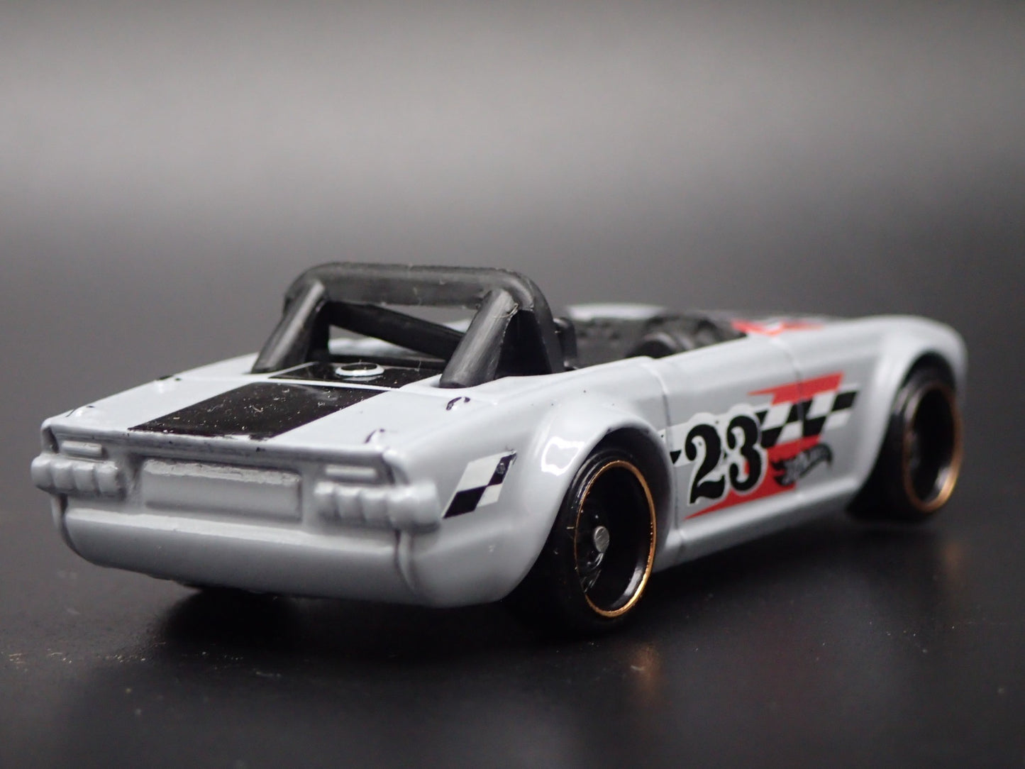 1968-1976 TRIUMPH TR6 CONVERTIBLE GRAY 1:64 SCALE DIORAMA DIECAST MODEL CAR