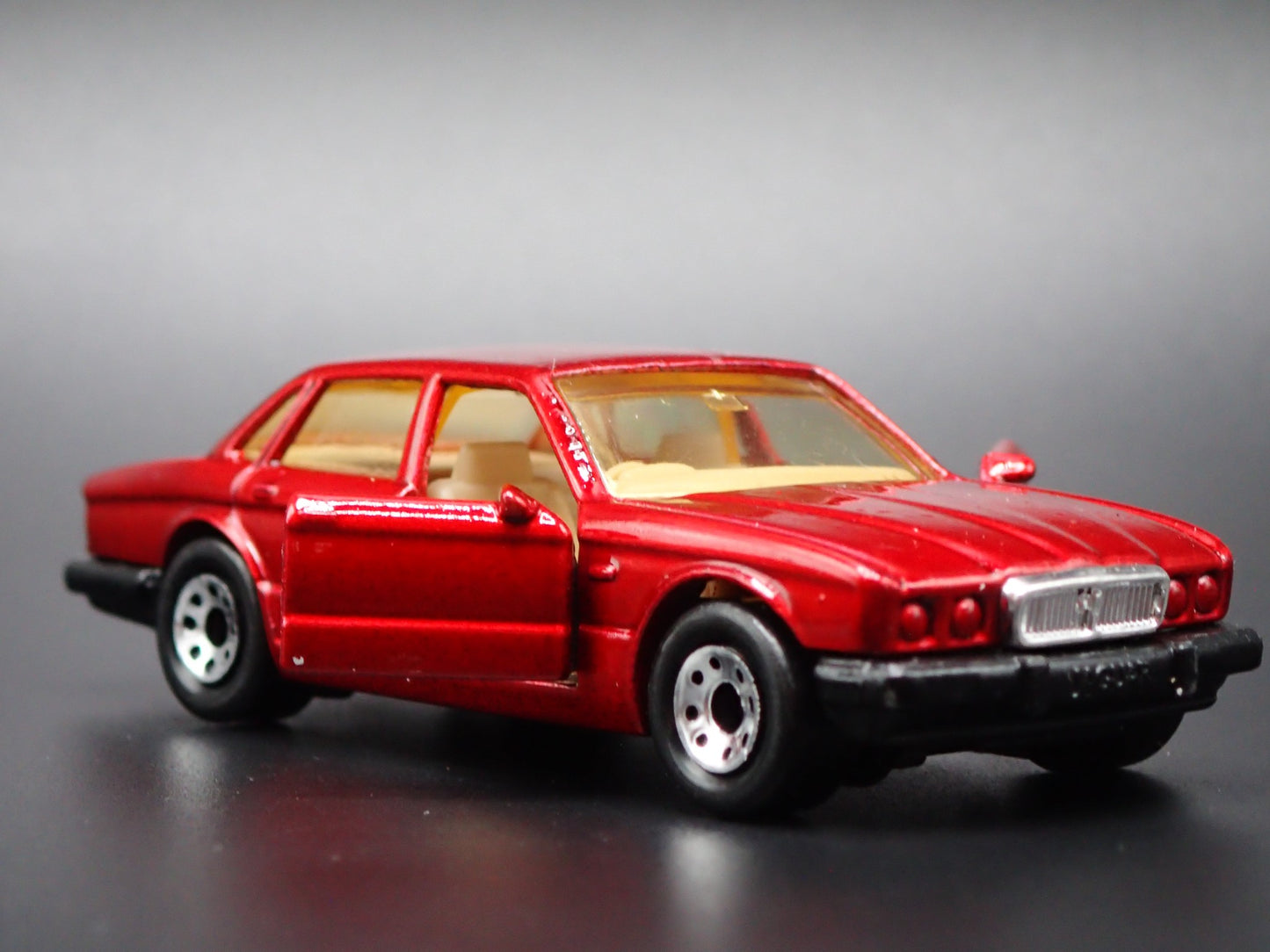 1973-1979 JAGUAR XJ6 4 DOOR 1:64 SCALE COLLECTIBLE DISPLAY DIECAST MODEL CAR