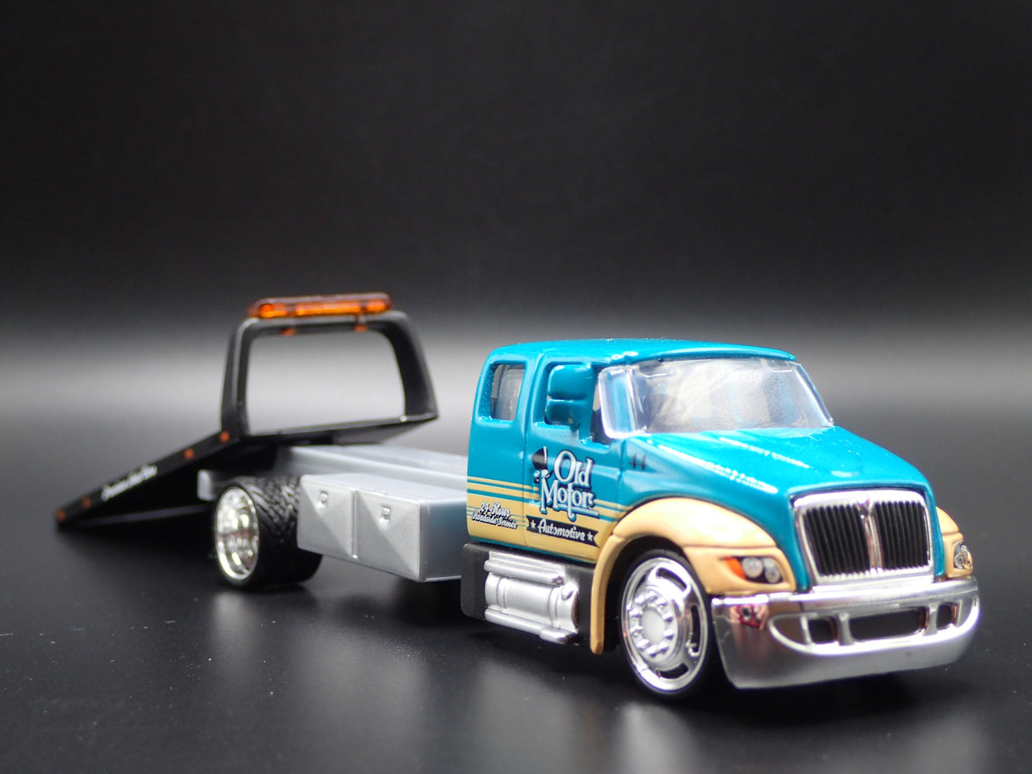 INTERNATIONAL DURASTAR FLATBED TOW TRUCK 1/64 SCALE DIORAMA DIECAST MODEL CAR