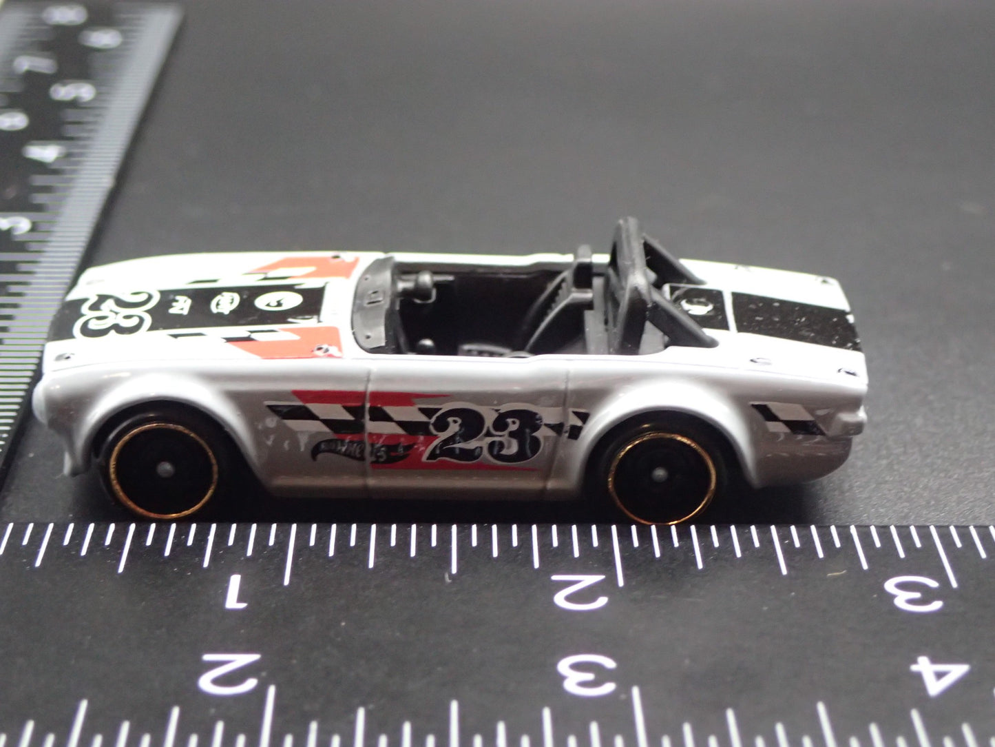 1968-1976 TRIUMPH TR6 CONVERTIBLE GRAY 1:64 SCALE DIORAMA DIECAST MODEL CAR