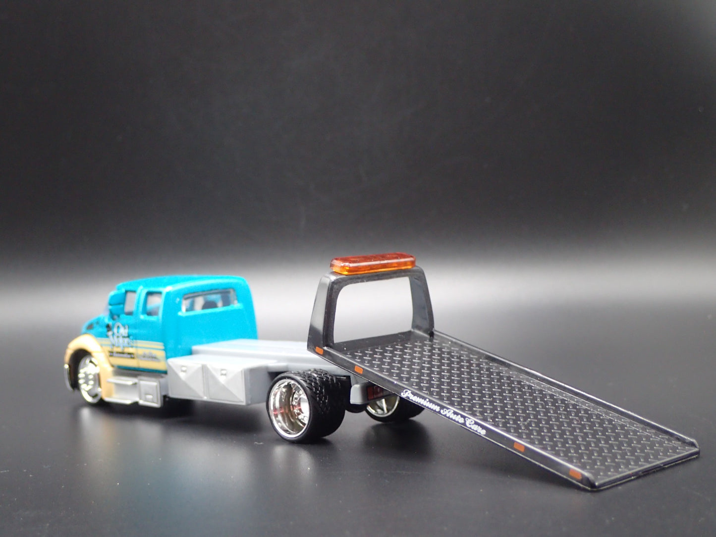 INTERNATIONAL DURASTAR FLATBED TOW TRUCK 1/64 SCALE DIORAMA DIECAST MODEL CAR