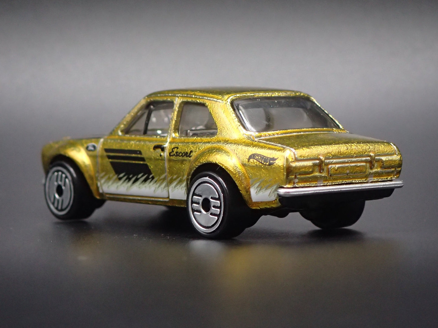 1970 70 FORD ESCORT RS1600 GOLD 1:64 SCALE COLLECTIBLE DIORAMA DIECAST MODEL CAR