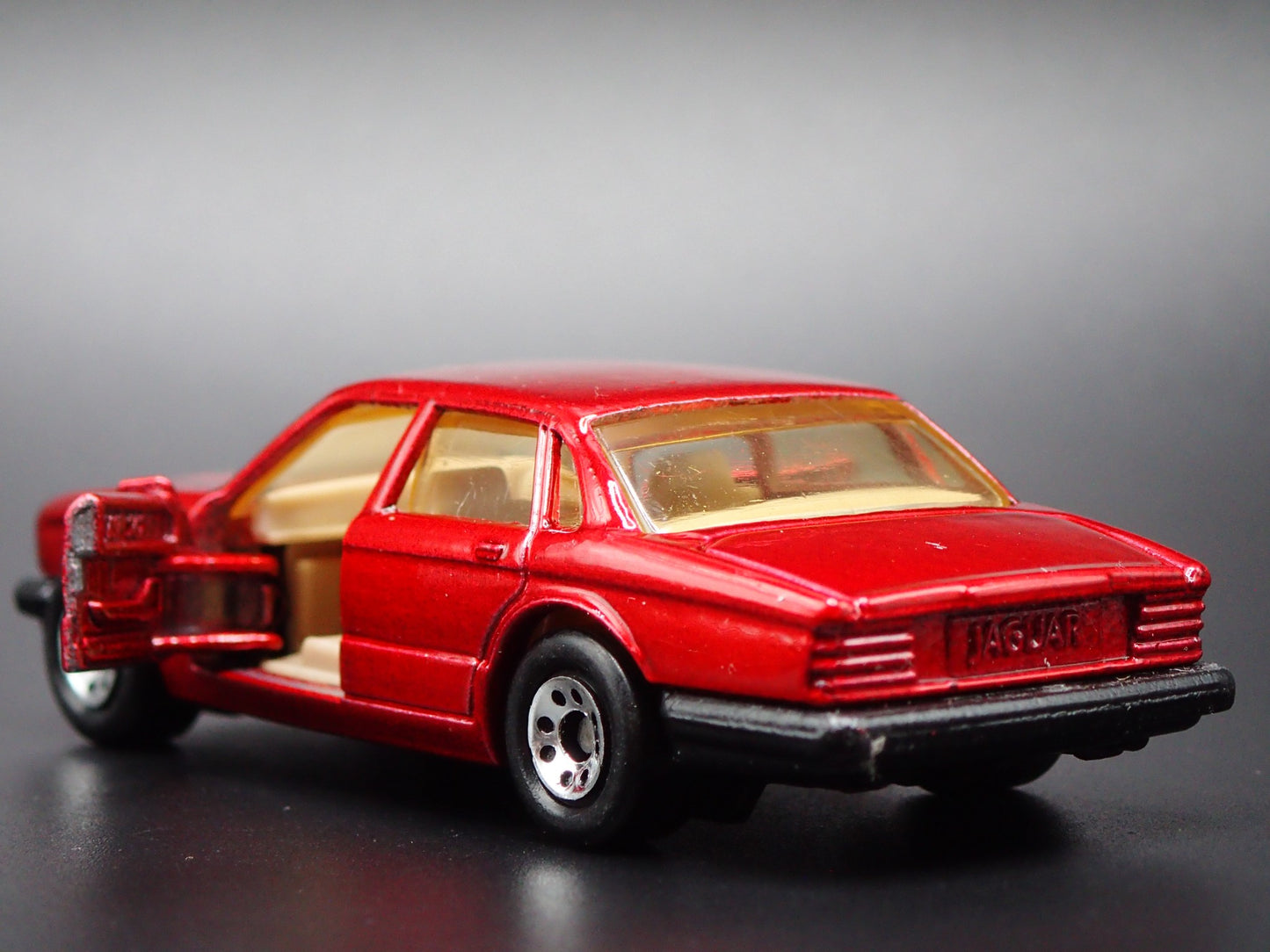 1973-1979 JAGUAR XJ6 4 DOOR 1:64 SCALE COLLECTIBLE DISPLAY DIECAST MODEL CAR