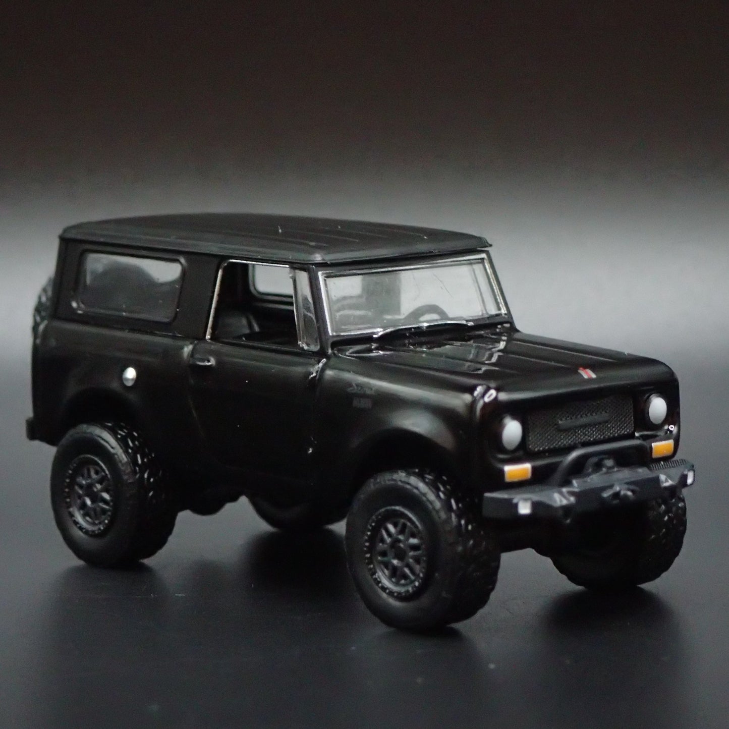 1969 69 INTERNATIONAL HARVESTER SCOUT BLACK 1:64 SCALE DIORAMA DIECAST MODEL CAR