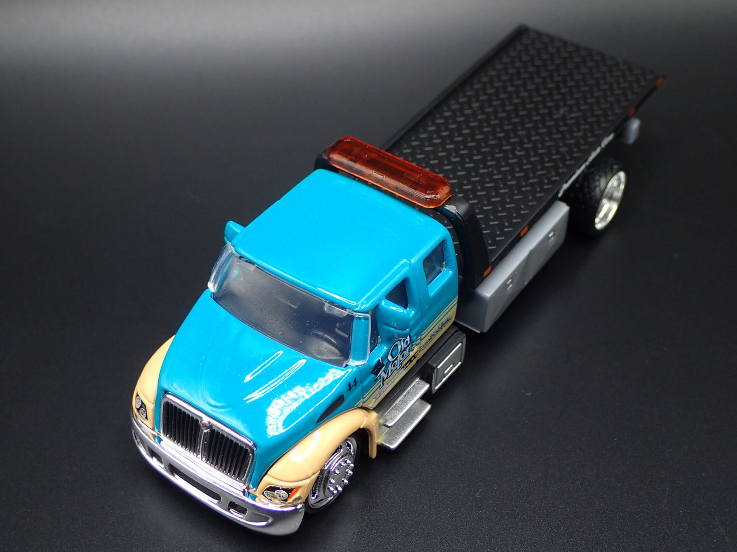 INTERNATIONAL DURASTAR FLATBED TOW TRUCK 1/64 SCALE DIORAMA DIECAST MODEL CAR