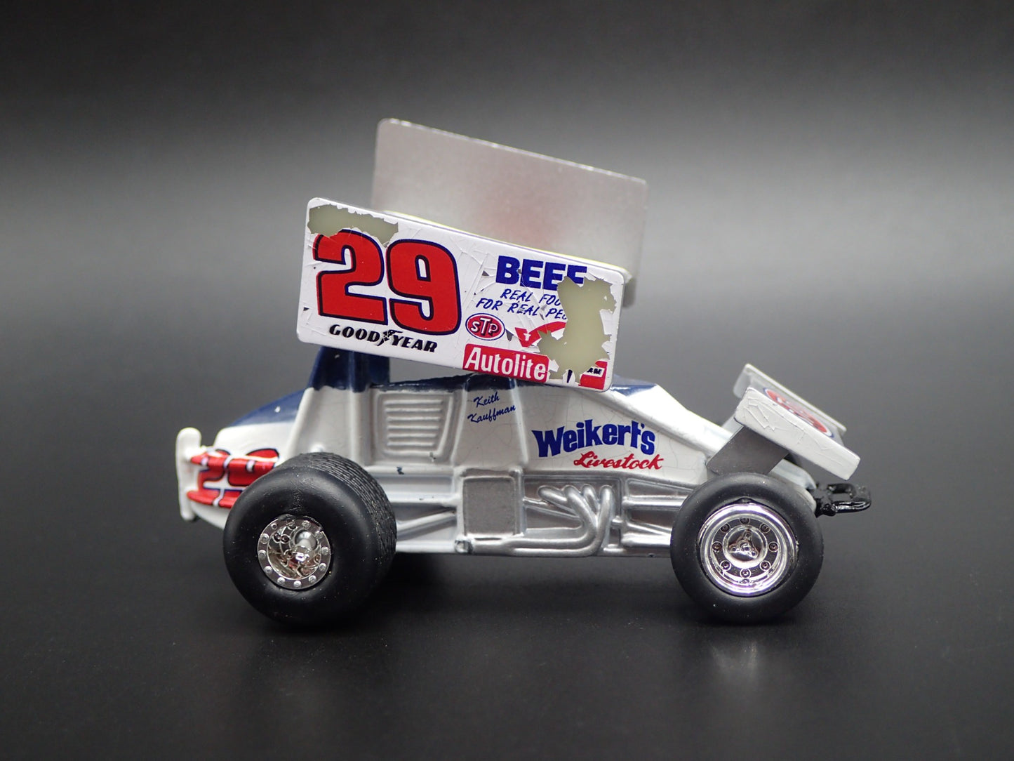 SPRINT CAR #29 KEITH KAUFFMAN BARN FIND 1:64 SCALE DIORAMA DIECAST MODEL CAR