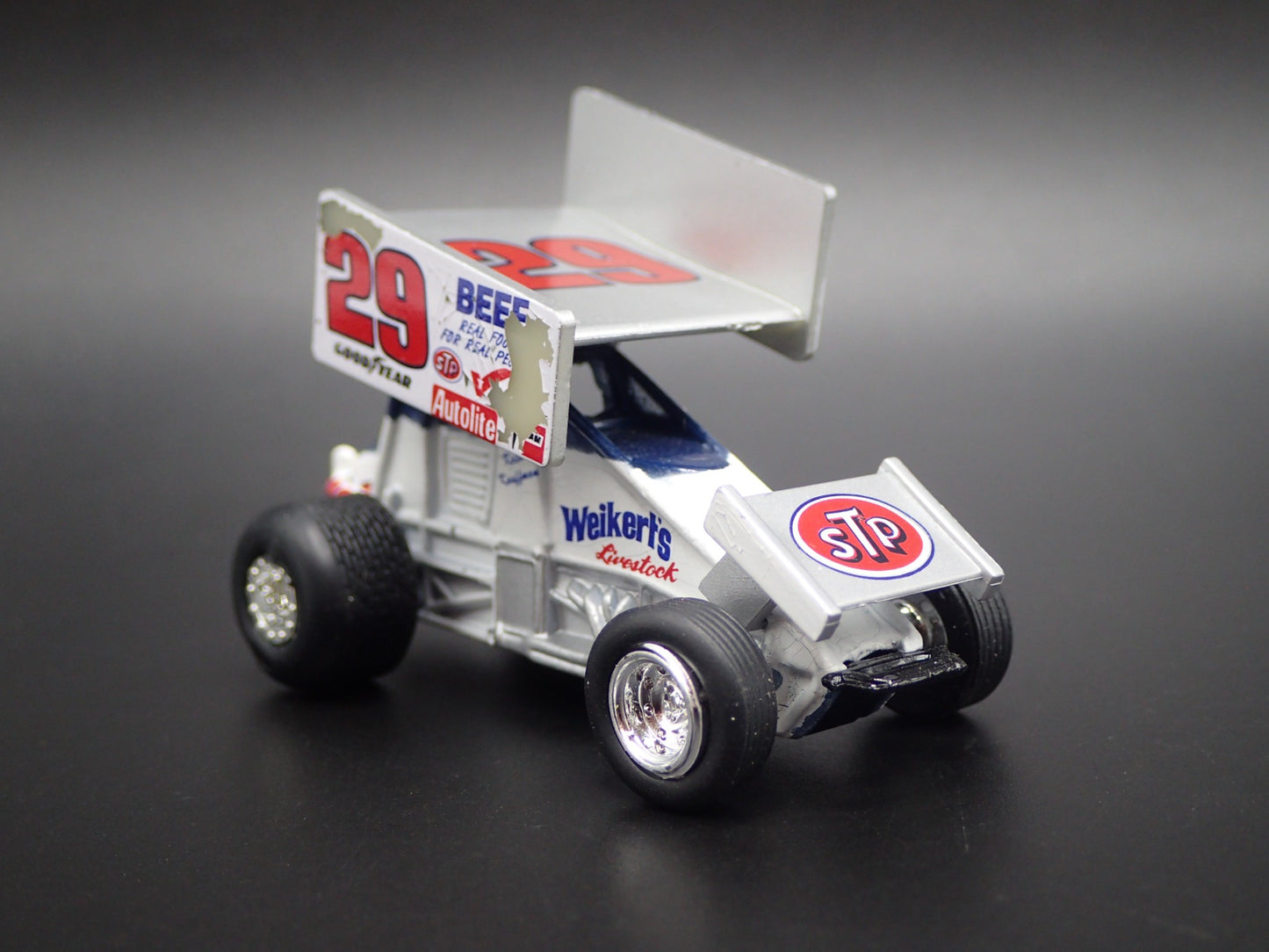 SPRINT CAR #29 KEITH KAUFFMAN BARN FIND 1:64 SCALE DIORAMA DIECAST MODEL CAR