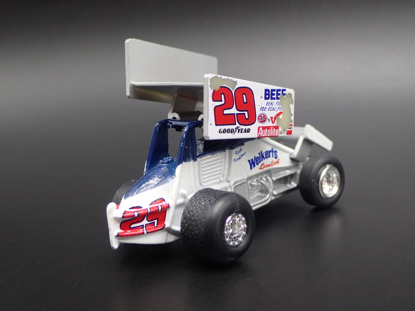 SPRINT CAR #29 KEITH KAUFFMAN BARN FIND 1:64 SCALE DIORAMA DIECAST MODEL CAR