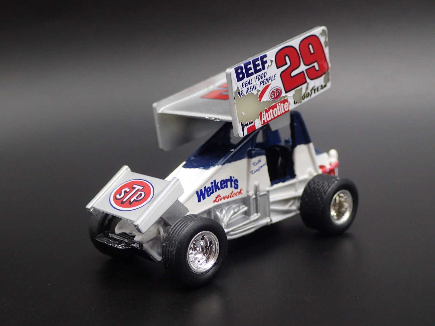 SPRINT CAR #29 KEITH KAUFFMAN BARN FIND 1:64 SCALE DIORAMA DIECAST MODEL CAR