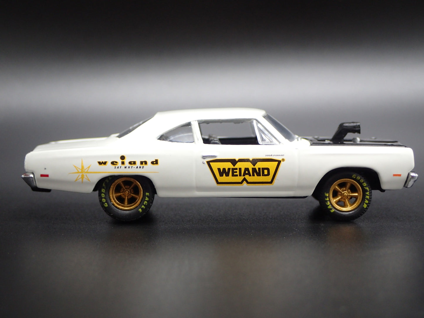 1969 69 PLYMOUTH ROAD RUNNER 440 WEIAND 1:64 SCALE DIORAMA DIECAST MODEL CAR