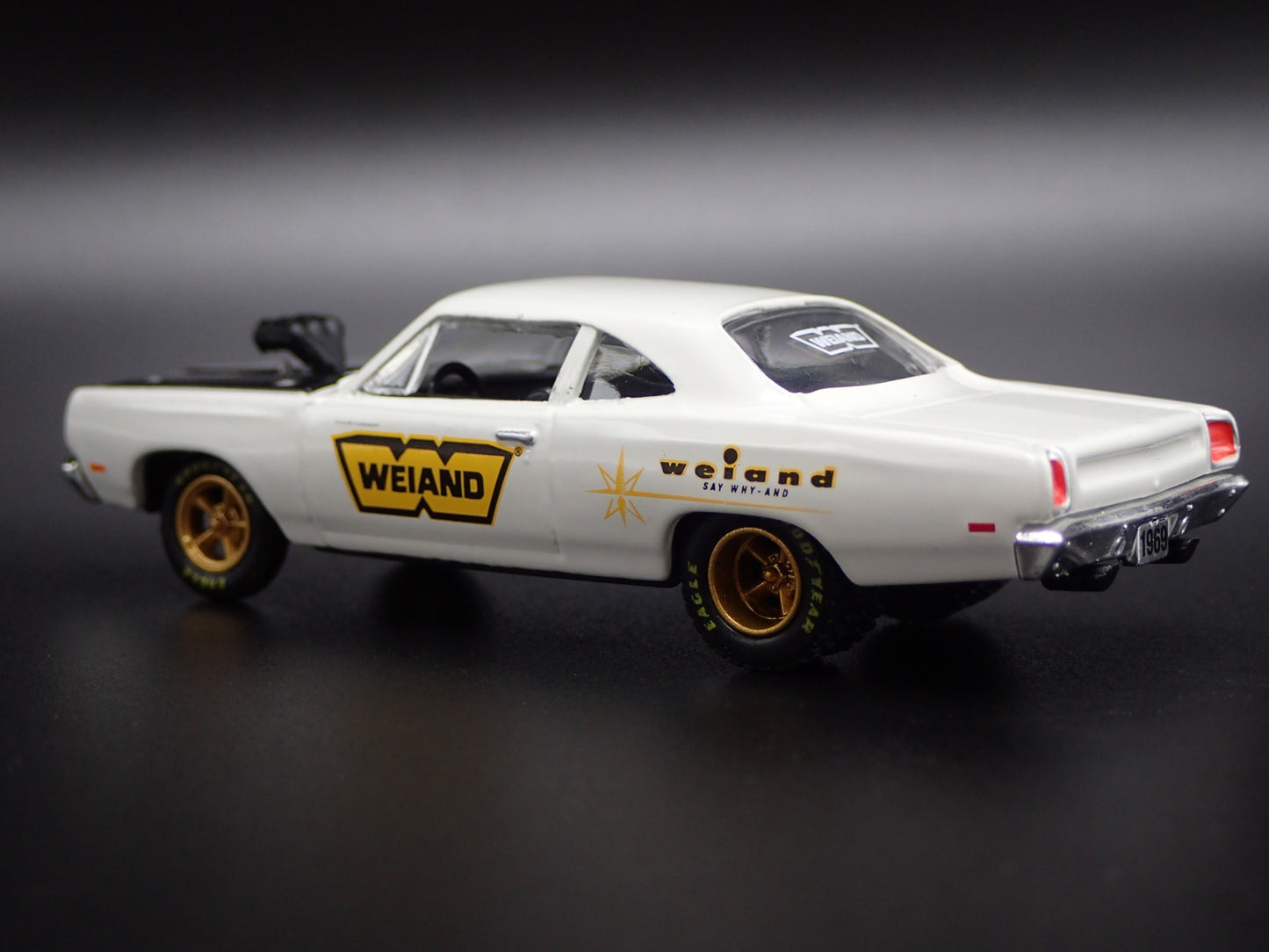 1969 69 PLYMOUTH ROAD RUNNER 440 WEIAND 1:64 SCALE DIORAMA DIECAST MODEL CAR