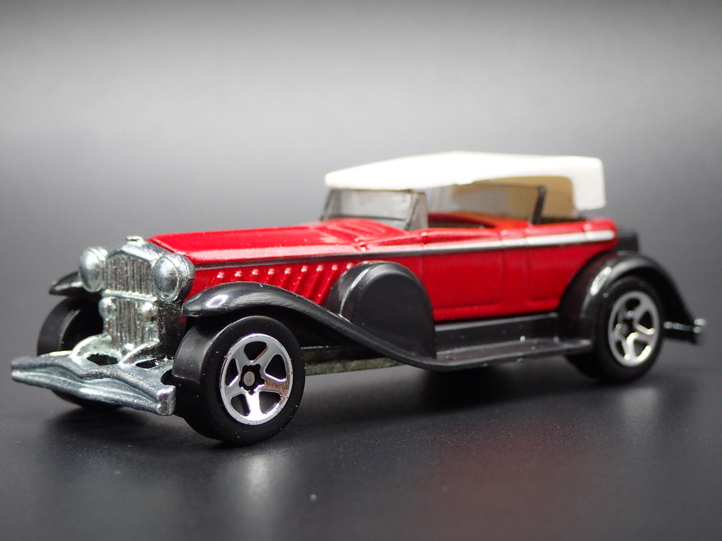 1928-1937 DUESENBERG MODEL J 1:64 SCALE COLLECTIBLE DIORAMA DIECAST MODEL CAR