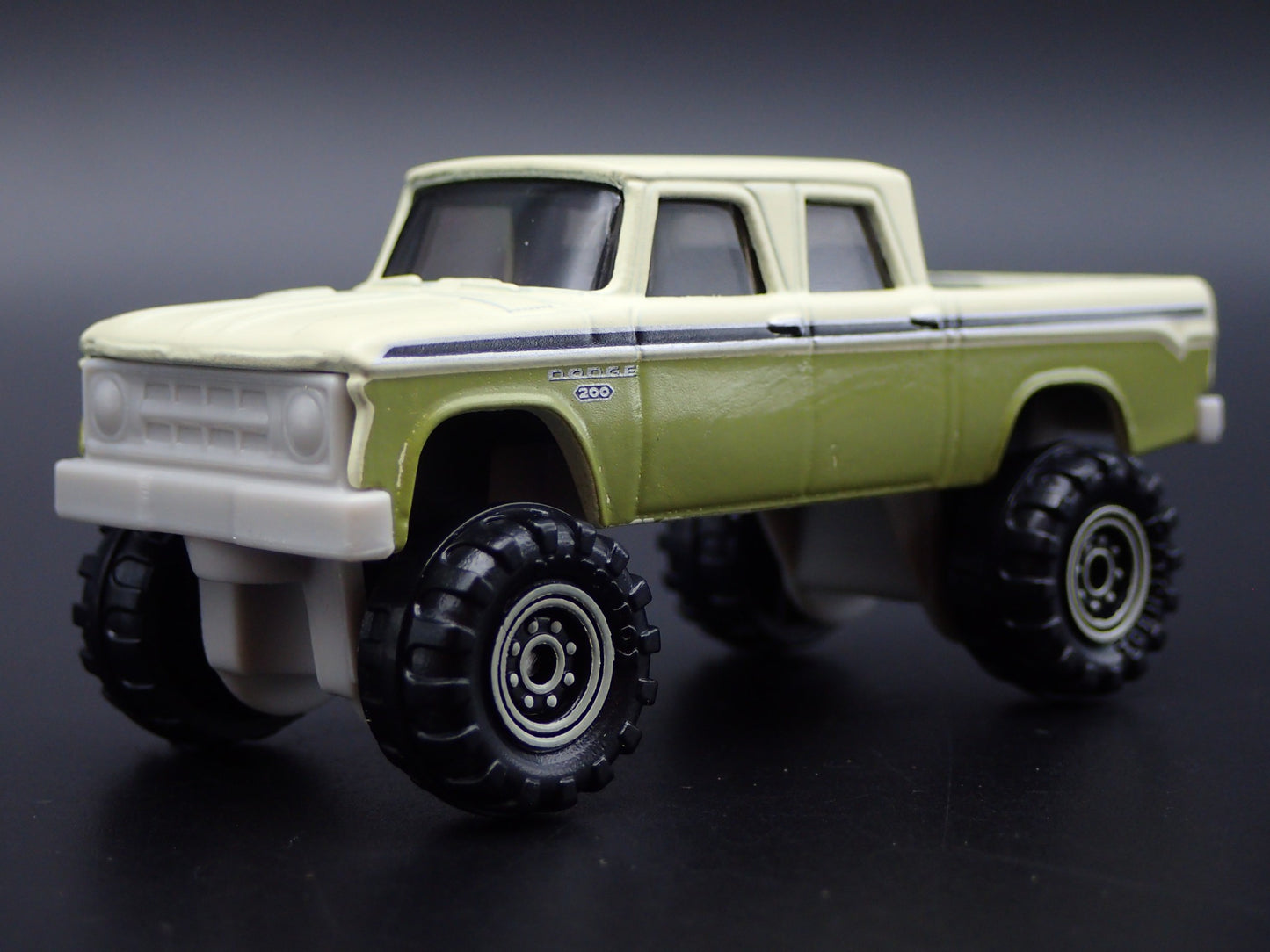 1968 68 DODGE D200 CREW CAB 4X4 PICKUP TRUCK GREEN 1/64 SCALE DIECAST MODEL CAR