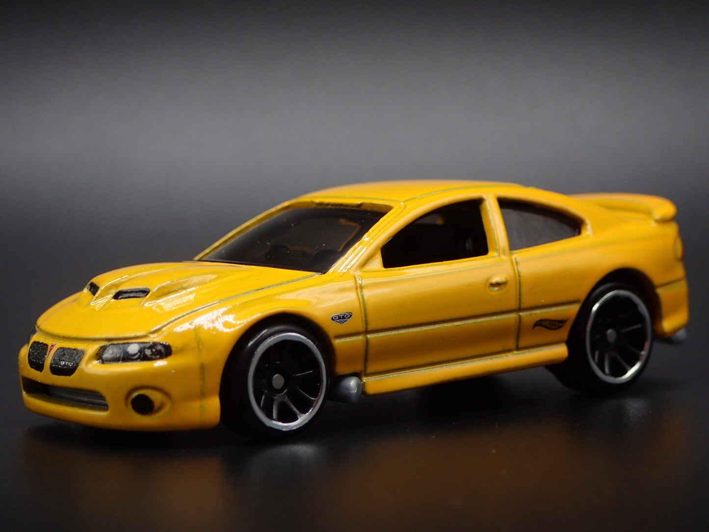 2004-2006 PONTIAC GTO YELLOW 1:64 SCALE COLLECTIBLE DIORAMA DIECAST MODEL CAR
