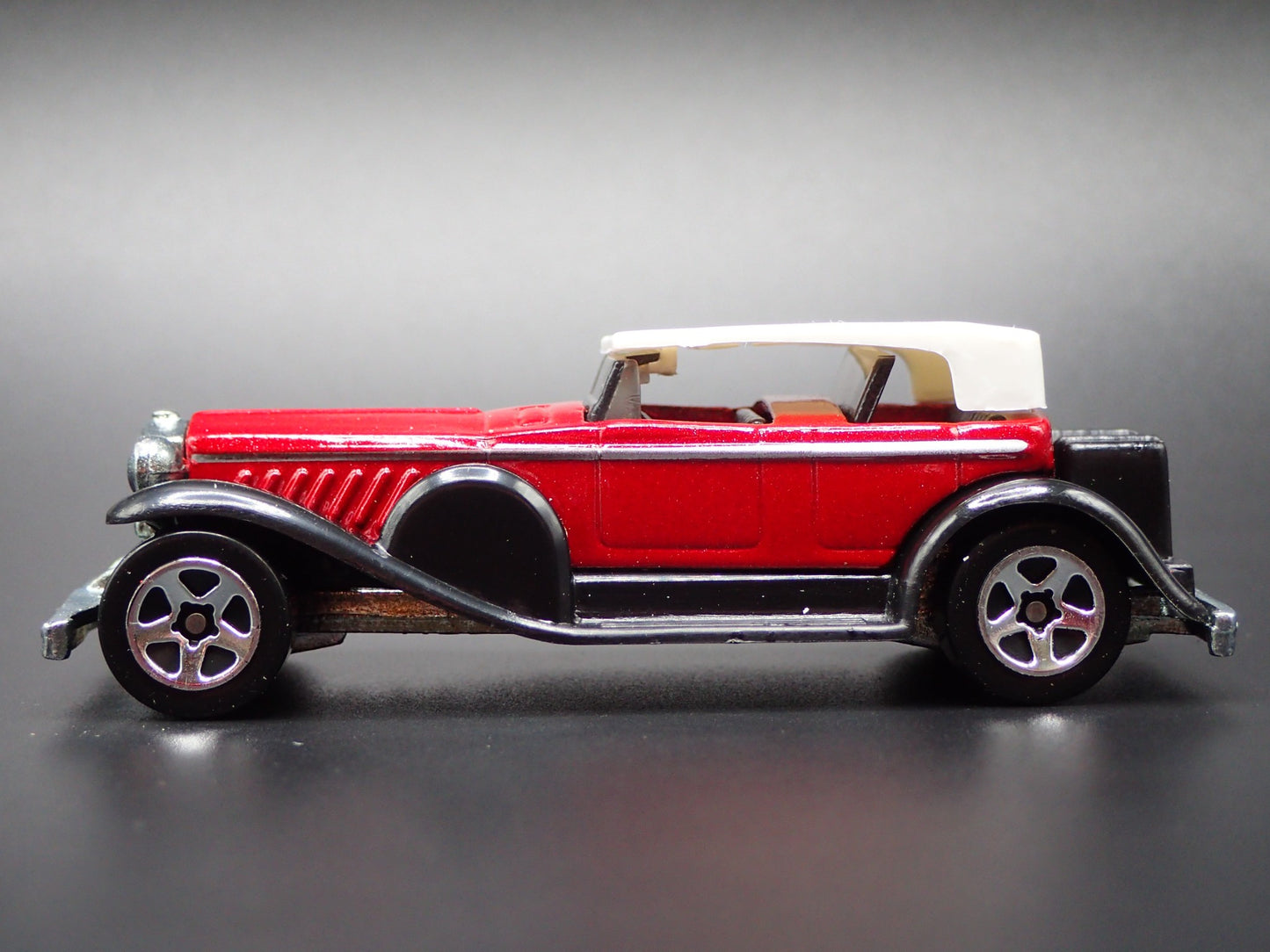 1928-1937 DUESENBERG MODEL J 1:64 SCALE COLLECTIBLE DIORAMA DIECAST MODEL CAR