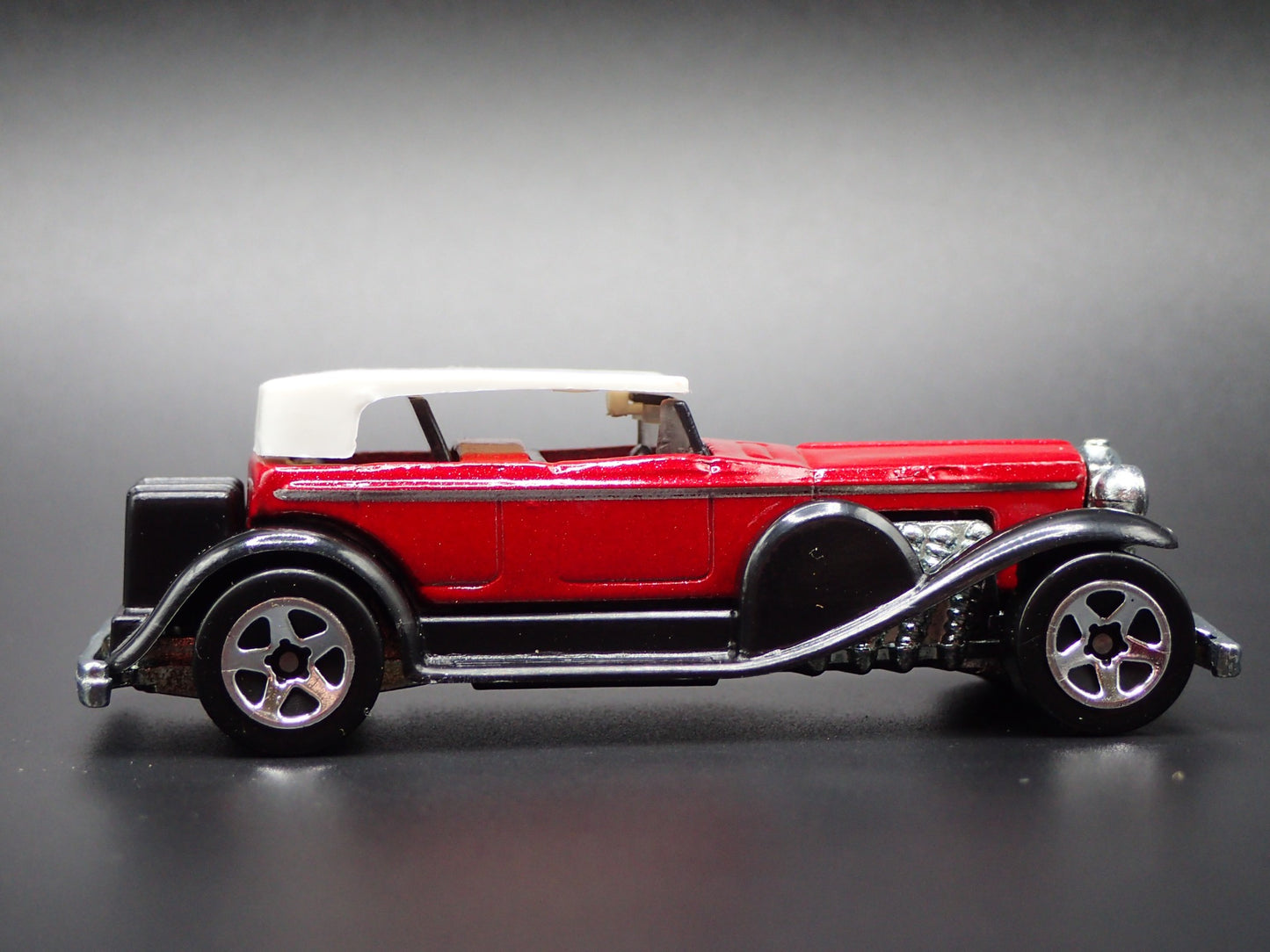 1928-1937 DUESENBERG MODEL J 1:64 SCALE COLLECTIBLE DIORAMA DIECAST MODEL CAR