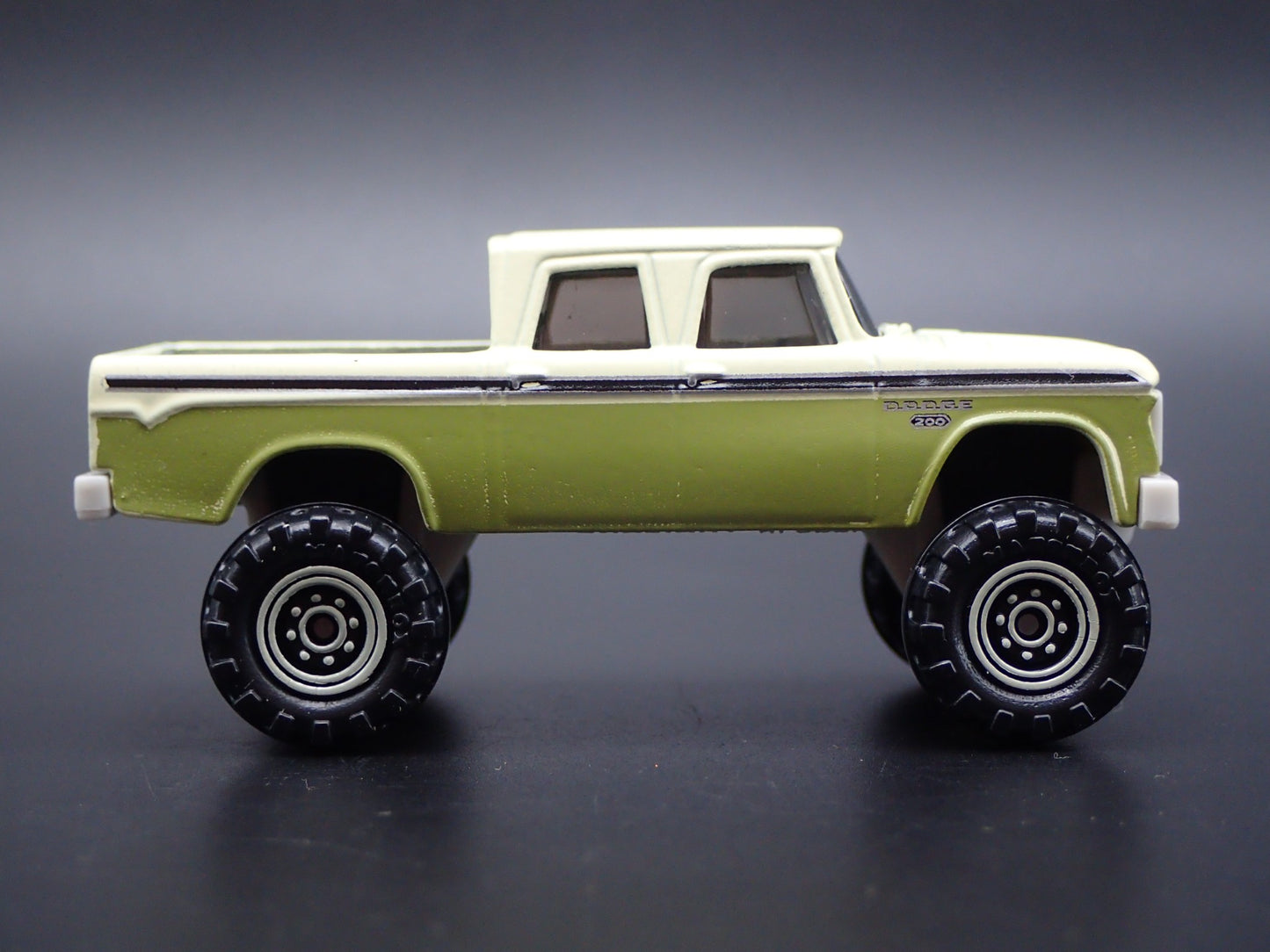 1968 68 DODGE D200 CREW CAB 4X4 PICKUP TRUCK GREEN 1/64 SCALE DIECAST MODEL CAR