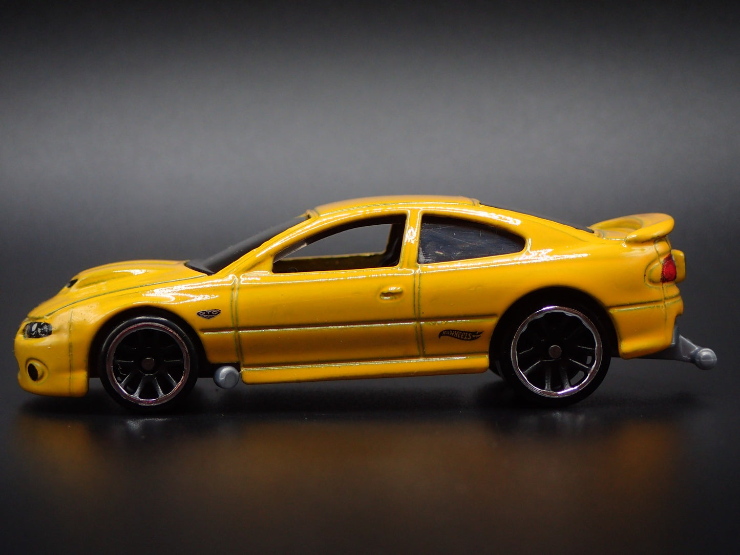 2004-2006 PONTIAC GTO YELLOW 1:64 SCALE COLLECTIBLE DIORAMA DIECAST MODEL CAR