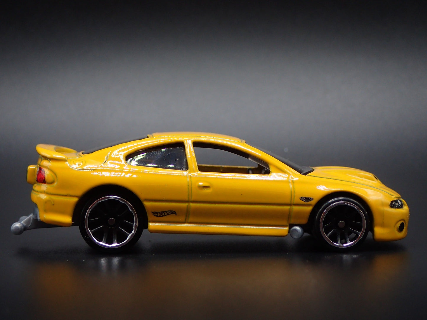 2004-2006 PONTIAC GTO YELLOW 1:64 SCALE COLLECTIBLE DIORAMA DIECAST MODEL CAR