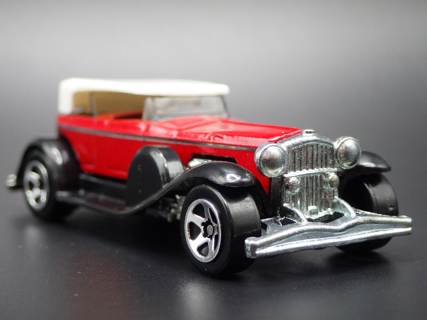 1928-1937 DUESENBERG MODEL J 1:64 SCALE COLLECTIBLE DIORAMA DIECAST MODEL CAR