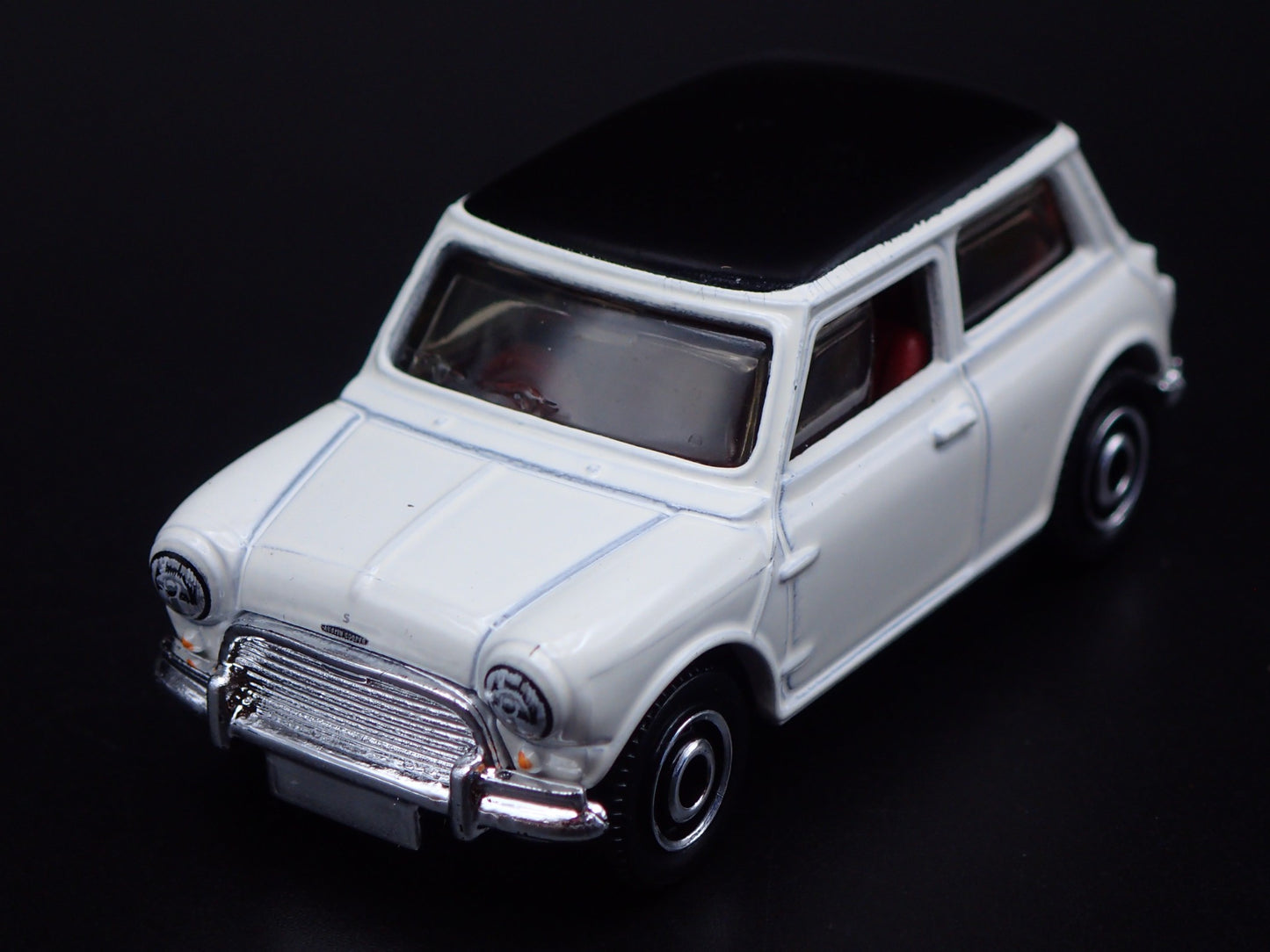1959-1967 AUSTIN MINI COOPER MARK I WHITE 1:64 SCALE DIORAMA DIECAST MODEL CAR