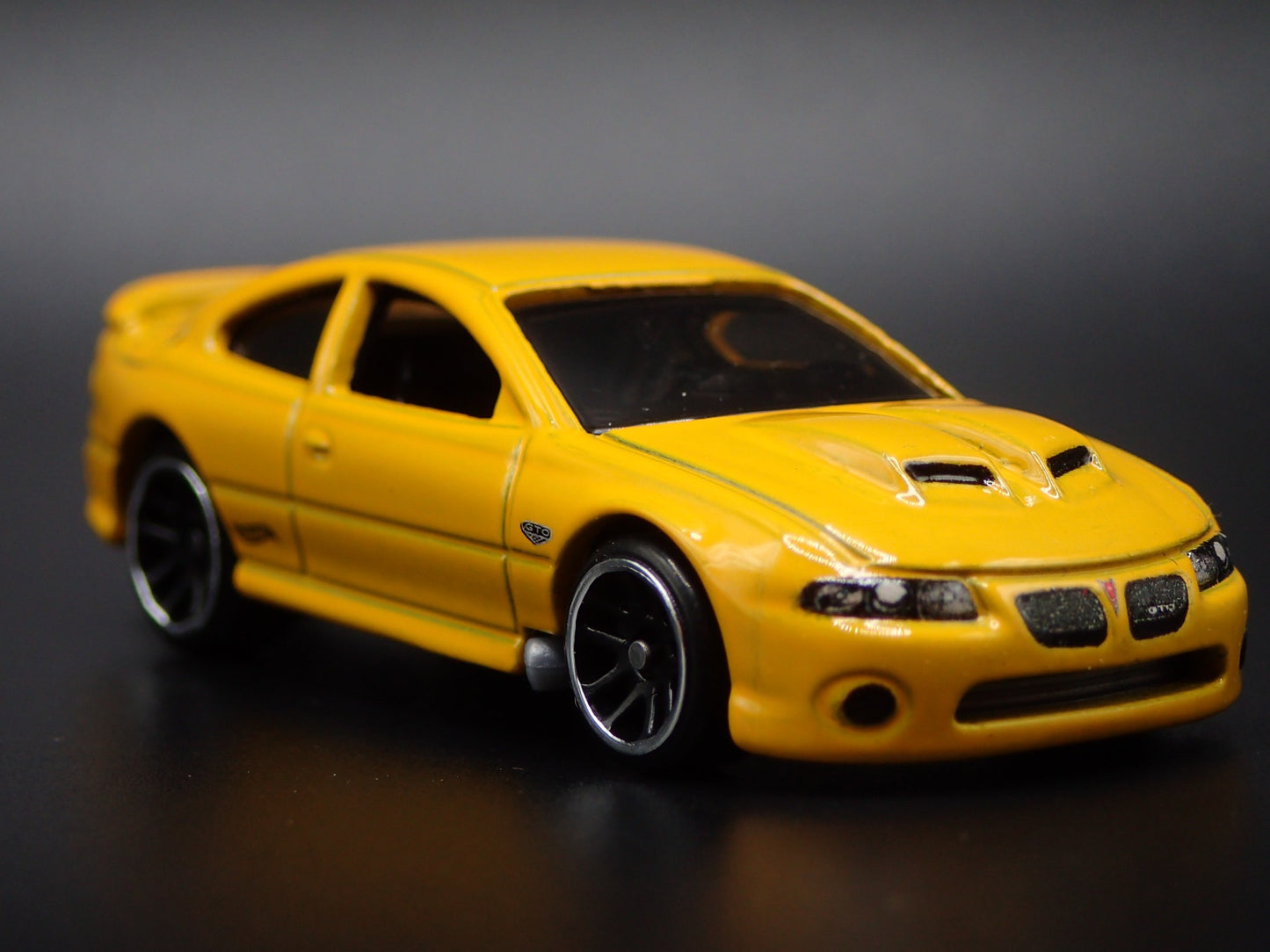 2004-2006 PONTIAC GTO YELLOW 1:64 SCALE COLLECTIBLE DIORAMA DIECAST MODEL CAR
