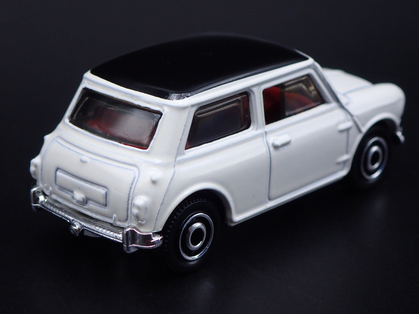 1959-1967 AUSTIN MINI COOPER MARK I WHITE 1:64 SCALE DIORAMA DIECAST MODEL CAR
