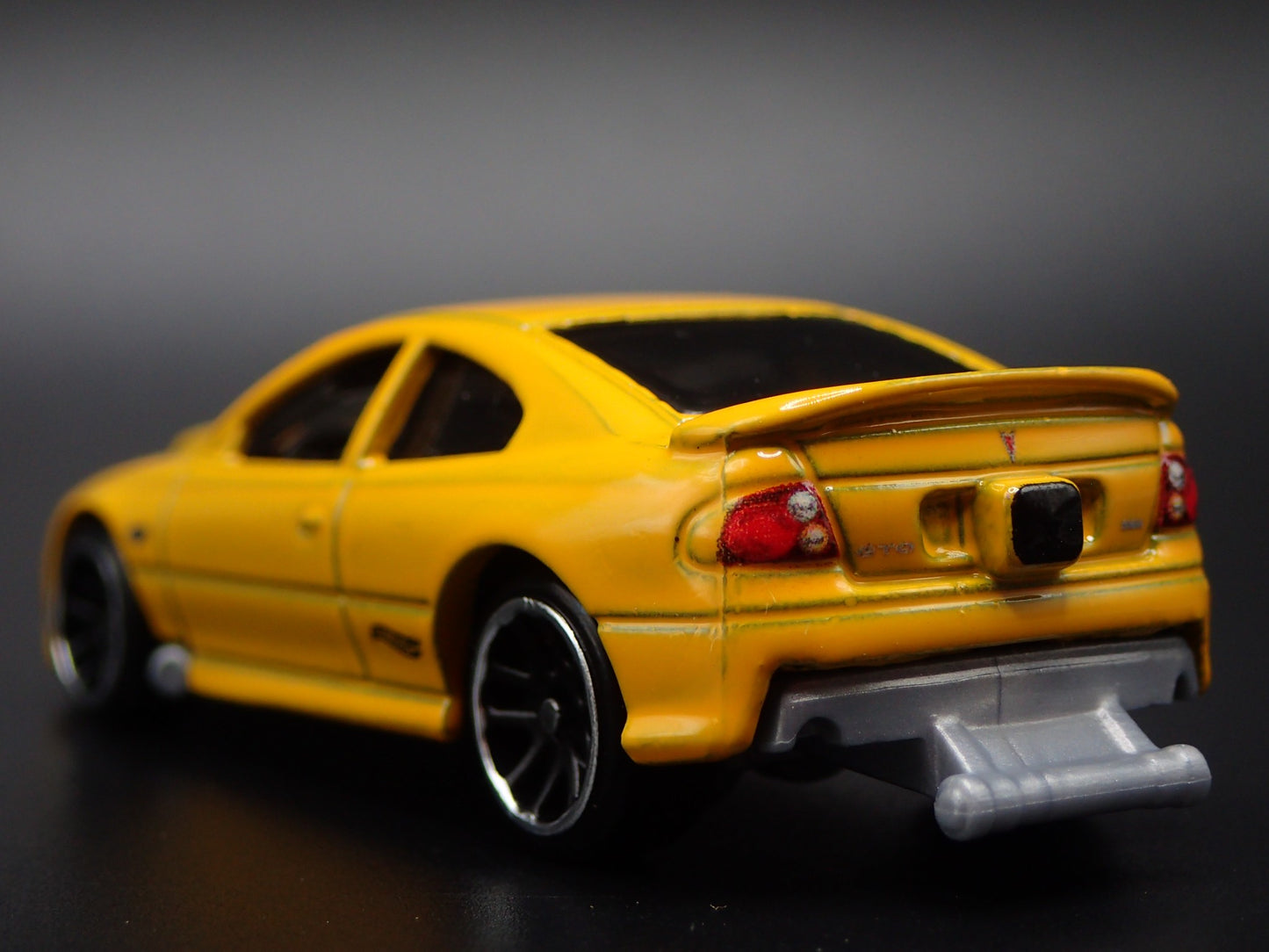 2004-2006 PONTIAC GTO YELLOW 1:64 SCALE COLLECTIBLE DIORAMA DIECAST MODEL CAR
