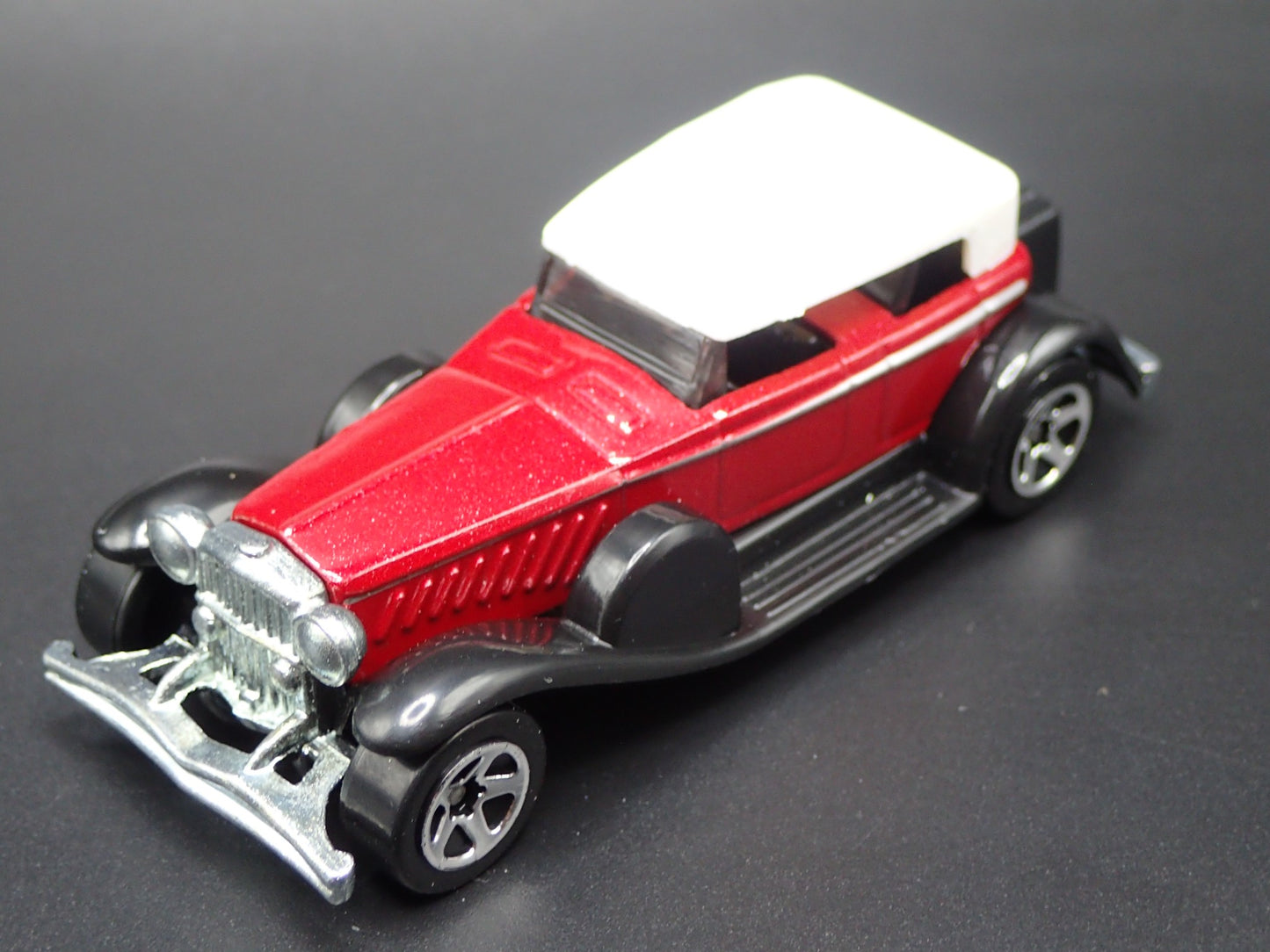 1928-1937 DUESENBERG MODEL J 1:64 SCALE COLLECTIBLE DIORAMA DIECAST MODEL CAR
