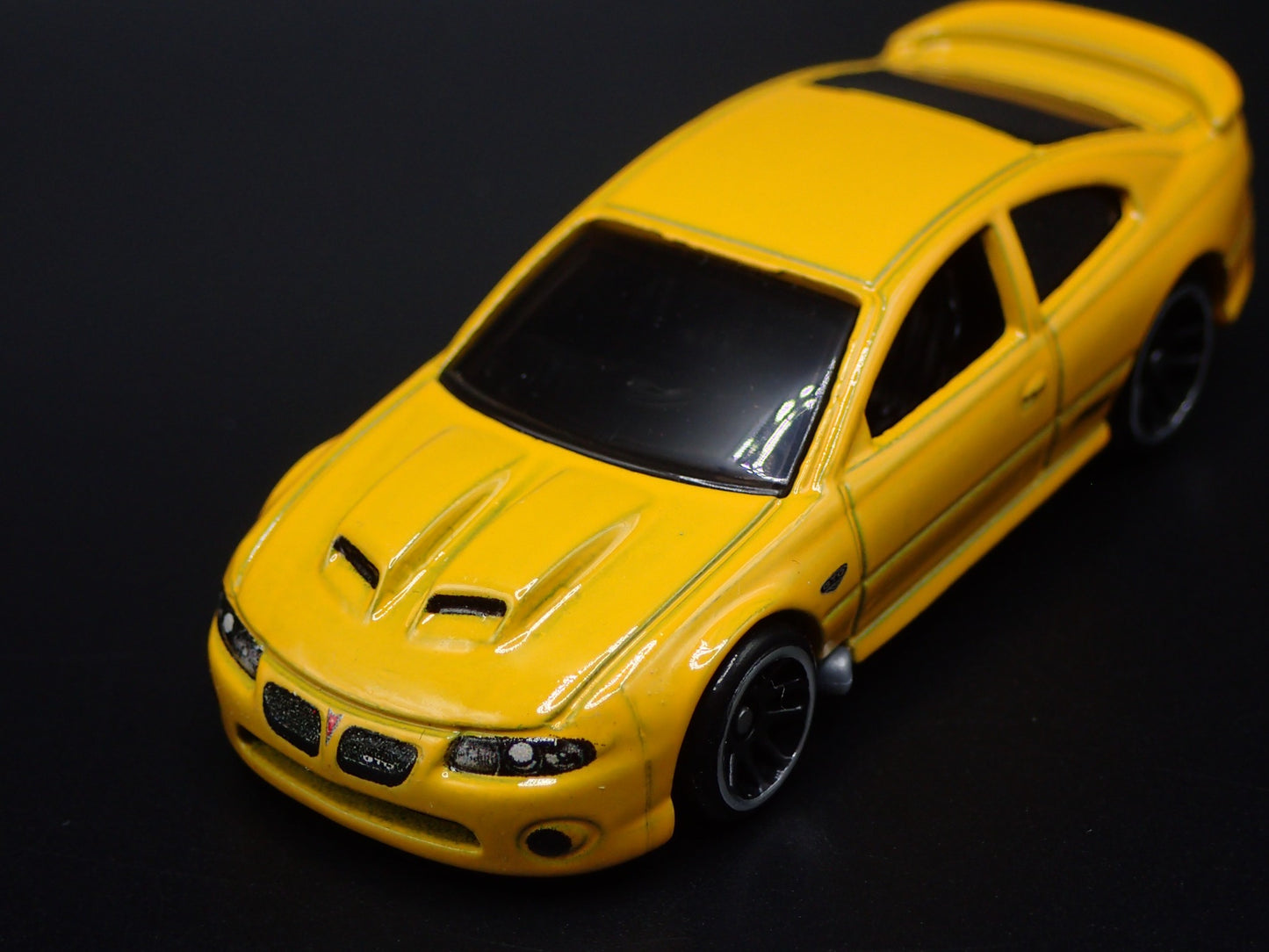 2004-2006 PONTIAC GTO YELLOW 1:64 SCALE COLLECTIBLE DIORAMA DIECAST MODEL CAR