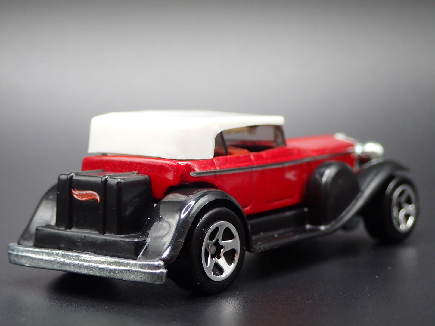 1928-1937 DUESENBERG MODEL J 1:64 SCALE COLLECTIBLE DIORAMA DIECAST MODEL CAR